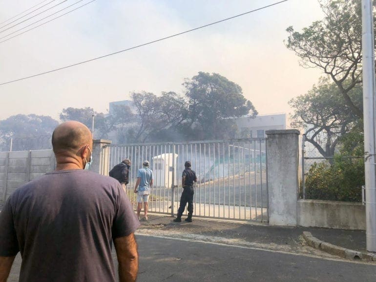 Familia se apresura a rescatar a estudiantes del incendio de Ciudad del Cabo