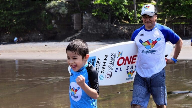 Un enfermero de El Salvador lanza un programa para enseñar surf a niños autistas
