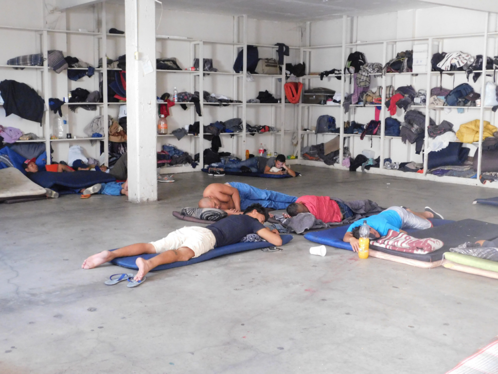 Migrantes durmiendo en colchonetas en los refugios. | Foto cortesía de Altagracia Tamayo. 