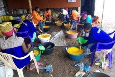 Los refugiados y los lugareños trabajan juntos para hacer jabón en el campo de acogida de Kakuma, en Kenia.