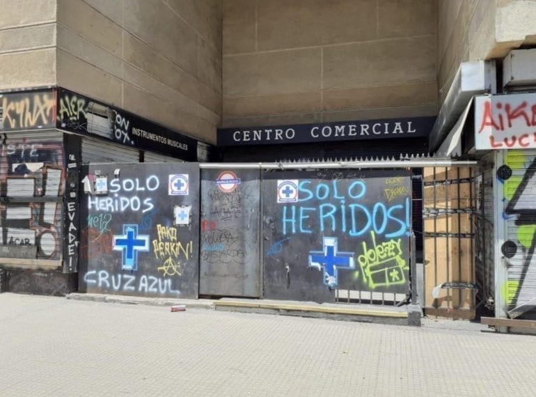 Los miembros de la Brigada Cruz Azul arriesgan todo por los manifestantes