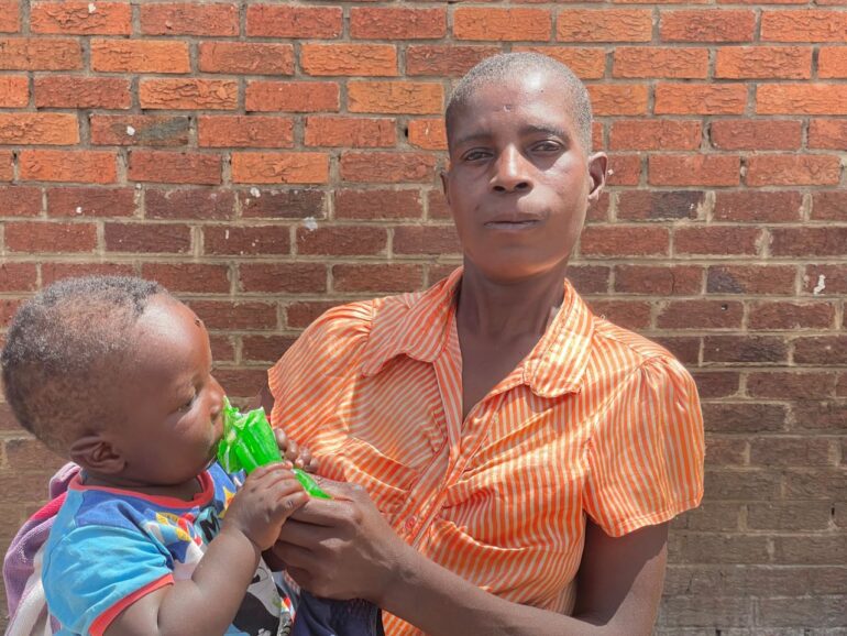 Una madre que trabaja como vendedora en las calles de Harare gana tres dólares al día