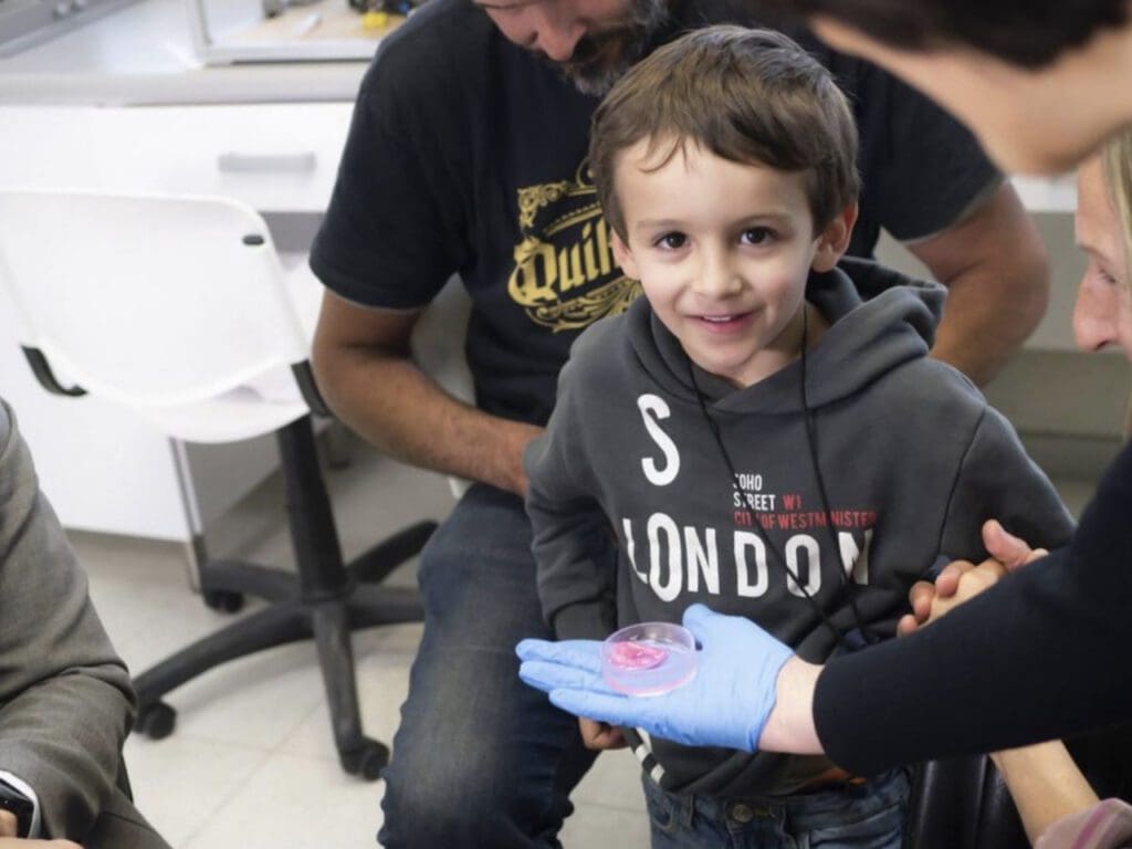 Four year-old Valentino was born with a rare and deadly condition. A team of scientists and doctors from all over Argentina came together to help save his life. Thanks to a little gadget shaped like a half-curler, Valentino now plays like any other child. 